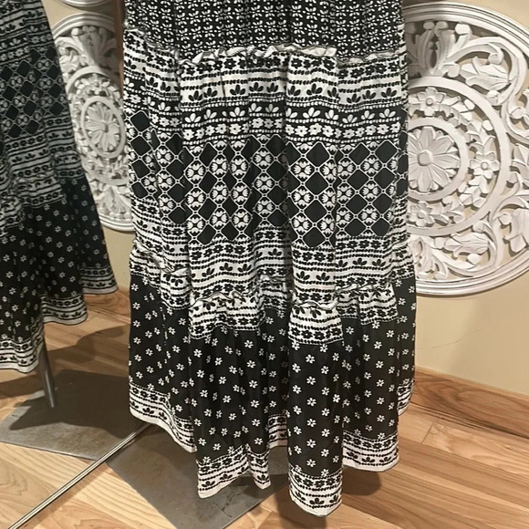 Women's Black and White Dress - Picture 4 of 9